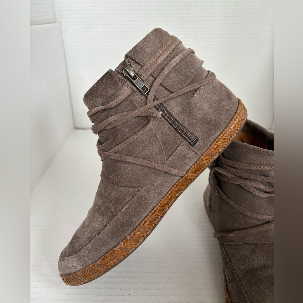 UGG Moccasin Ankle Boot Womens Size 8.5 Taupe Brown Suede Slouch Reid Bootie - Picture 6 of 8